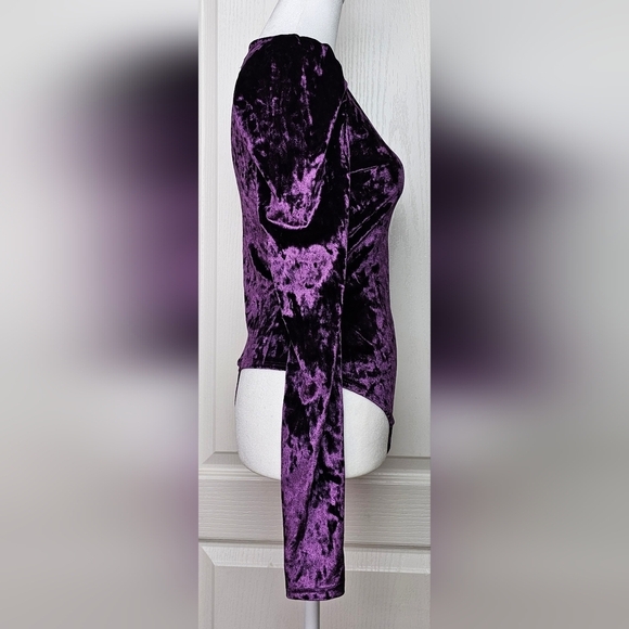 And Now This Womens Puff-Shoulder Crushed Velvet V-neck Thong Bodysuit PURPLE XS - Picture 5 of 8